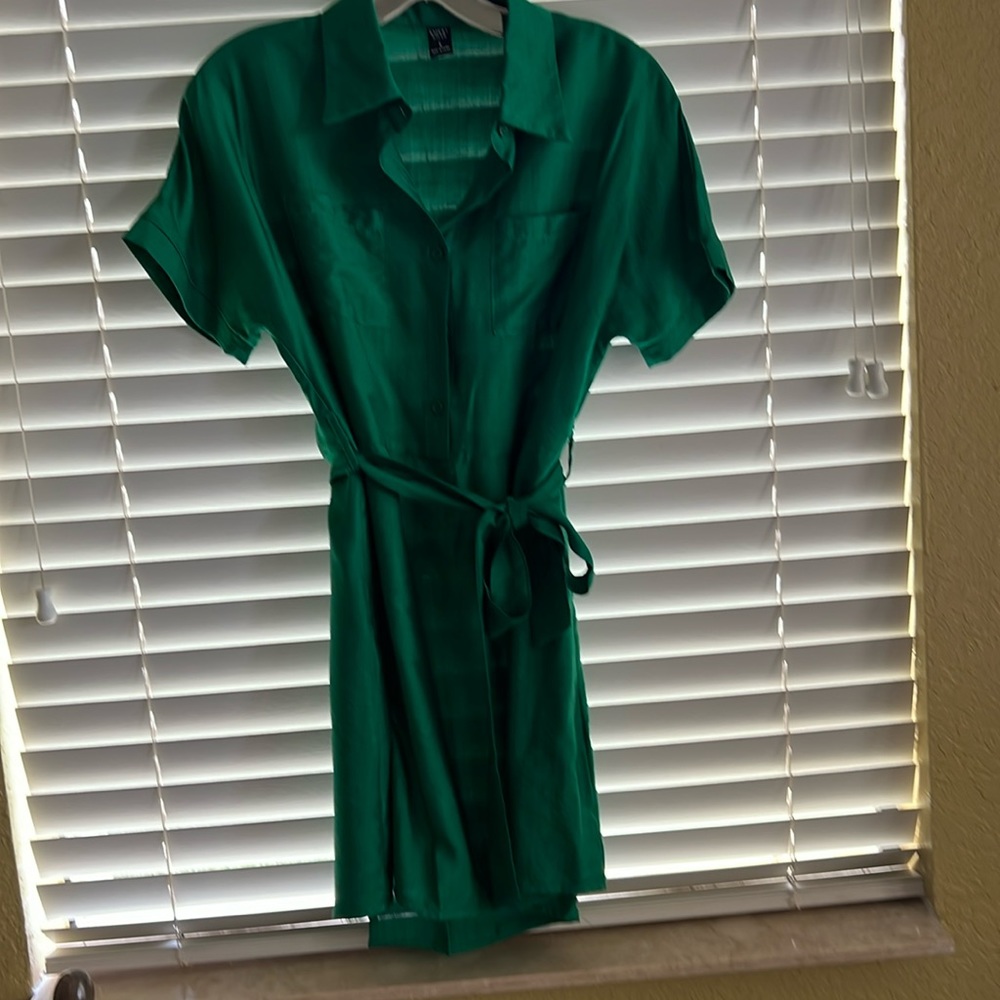 Short dress 33 inches long with belt.Short sleeve.2 pockets and buttons at front